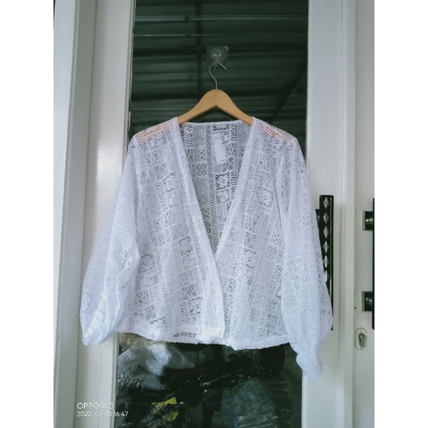 LACE OUTER CARDY/outer brukat crop/cardigan outer pendek-Putih