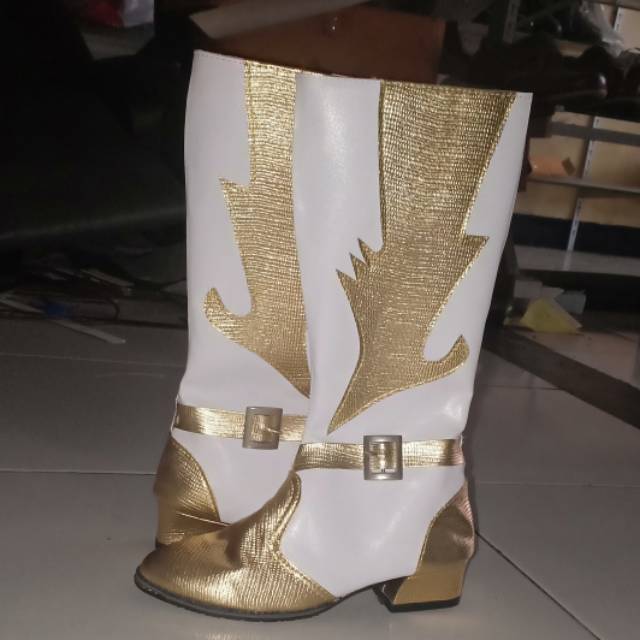 Sepatu mayoret putih emas