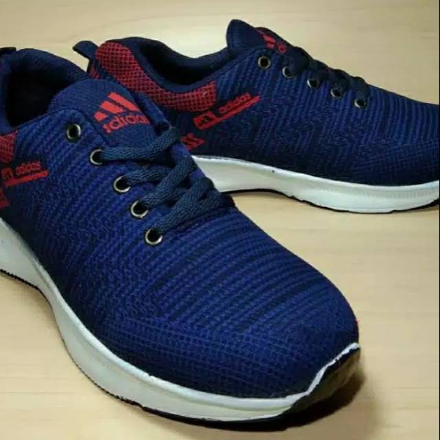 Sepatu sport adidas