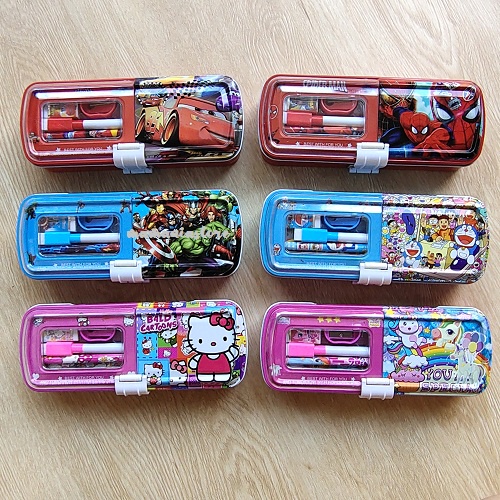 

TEMPAT PENSIL KALENG TINGKAT 1 SET / TEMPAT PENSIL KALENG + PAPAN TULIS / KOTAK PENSIL KALENG 1 SET KARAKTER / TEPAK PENSIL KARAKTER