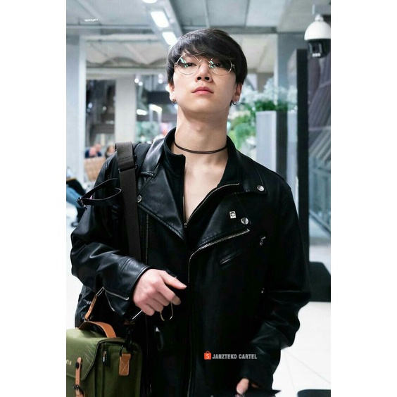 JNK x JOHNY - Jaket Oversize Kulit Sintetis Pria Korea KPOP Style Ten NCT WAYV Faux Synthetic Leather Premium Original Cowok Laki Laki Klovers Outfit Mens Elegan Vintage Ramones Rock N Roll Big Size Branded Trendy Motor Acara Pesta Dinner Santai Terbaru