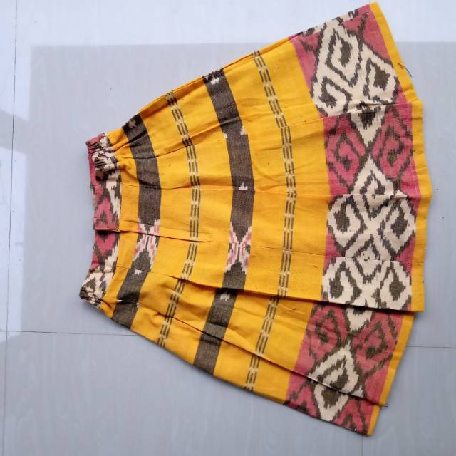 Rok tenun motif toraja kuning K1