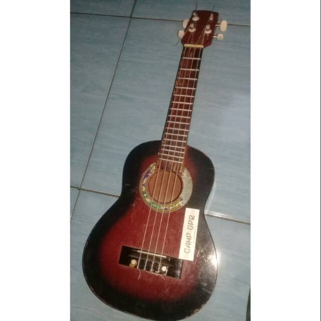 Ukulele second. Senar baru diganti.