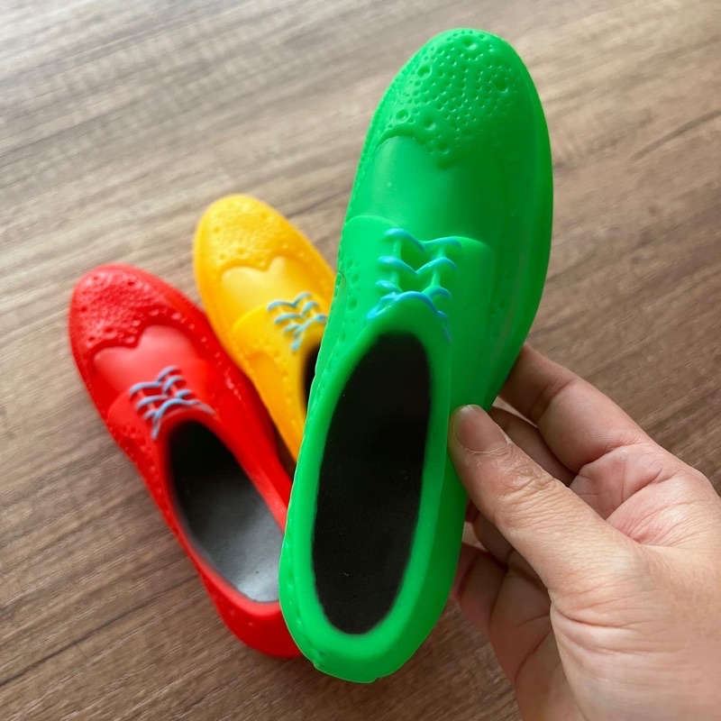 Rubber sepatu squeaky toy