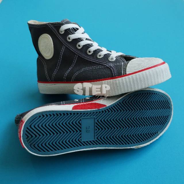 Sepatu Warrior Classic HC Grey - Warrior High Abu-Abu Sol Putih