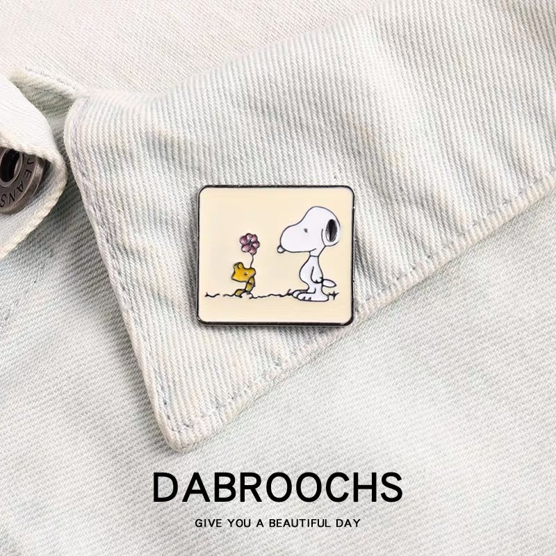 Jepang kartun lucu Snoopy paduan bros lencana siswa pria dan wanita tas pakaian dekorasi