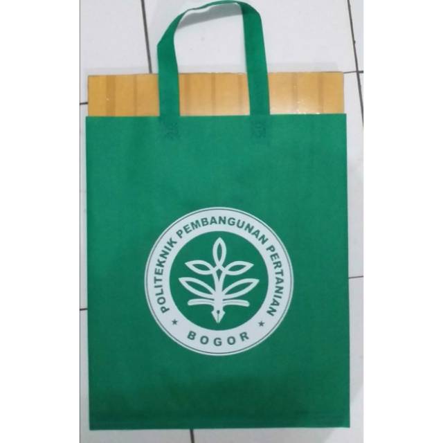 

Goodie bag 38x45x8 sablon 1 sisi 1warna Harga grosir minimal 100pcs