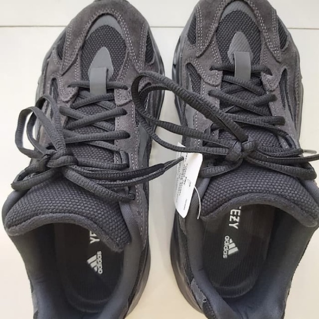 Adidas Yeezy Boost 700 v2 Vanta