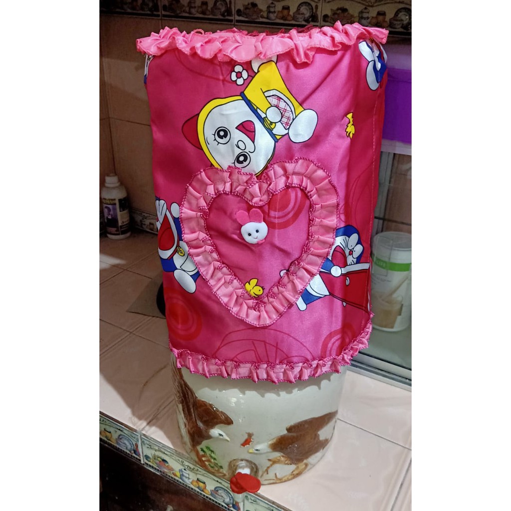 SARUNG TUTUP GALON DISPENSER MOTIF DORAEMON BAHAN SATIN