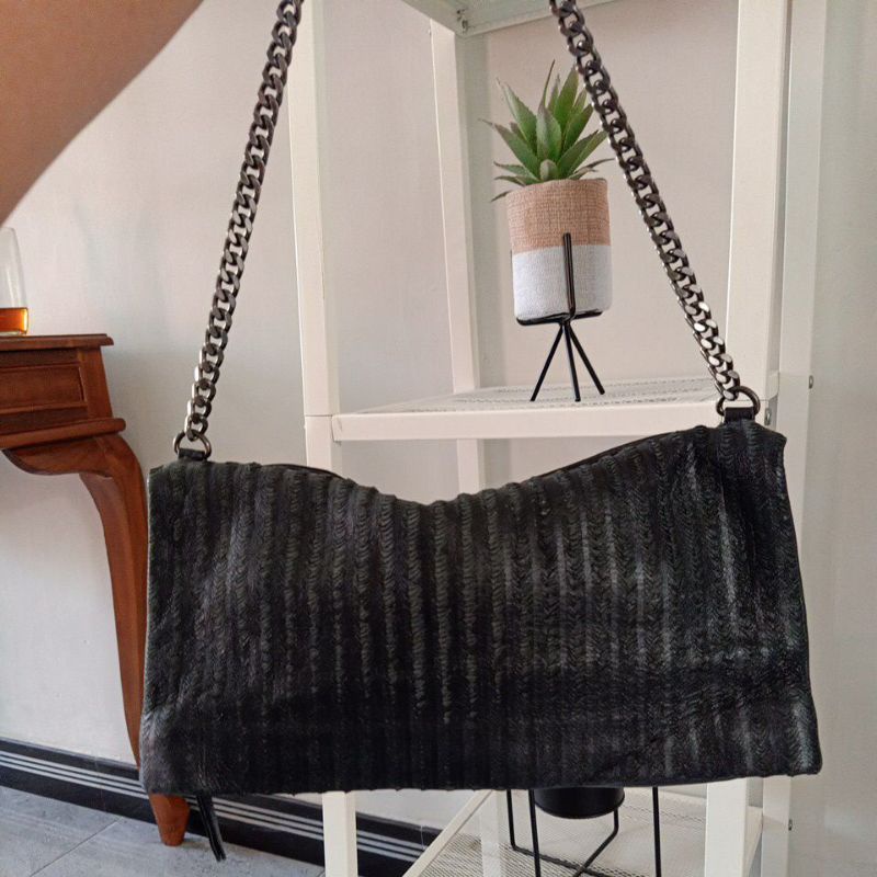 tas shoulder rouge and lounge