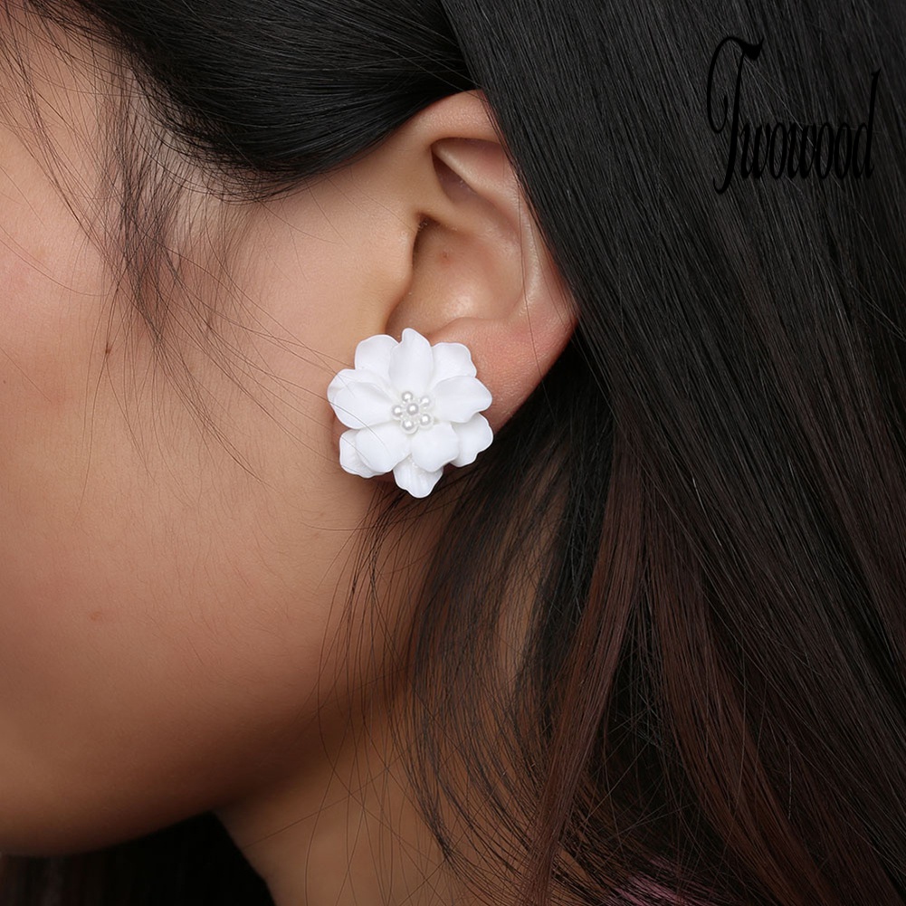 Anting Stud Bentuk Bunga Aksen Mutiara Imitasi Bahan Resin Untuk Wanita