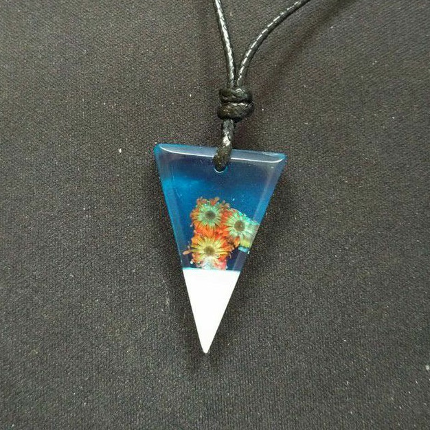 kalung resin segitiga edelweiss biru