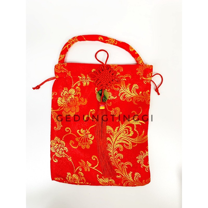 Tas Pouch Kantong Serut Bingkisan Kado Hadiah Hampers Parcel Parsel Dos Kotak Box Toples Kue Kering Keranjang Giok Motif Imlek Tahun Baru Cina Sincia Cny Shio Macan 2022 Hantaran Lamaran Wedding Sangjit Pernikahan Nikahan Shuangshi Merah Emas Anak Dewasa