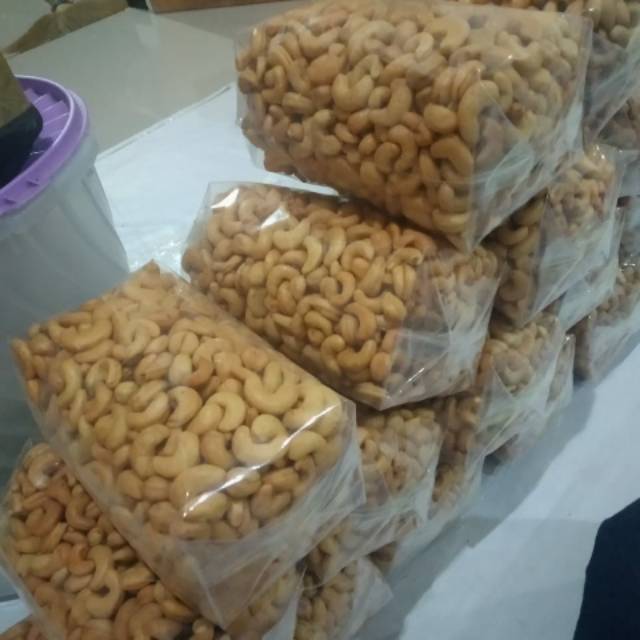 

Kacang Mede asli Wonogiri..gorengan selalu fresh setiap hari,ada mentah dan goreng