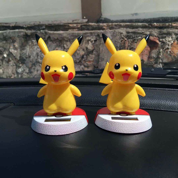 Pajangan Figure Miniatur Mobil Solar Power POKEMON PIKACHU Goyang Kepala Shacking Head Toy