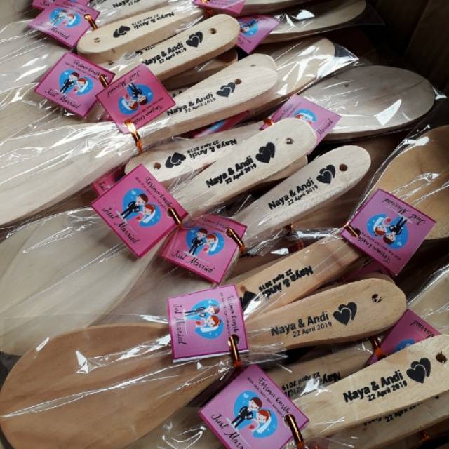 Souvenir pernikahan/ souvenir centong kayu