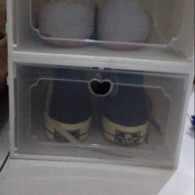 Box sepatu transparan