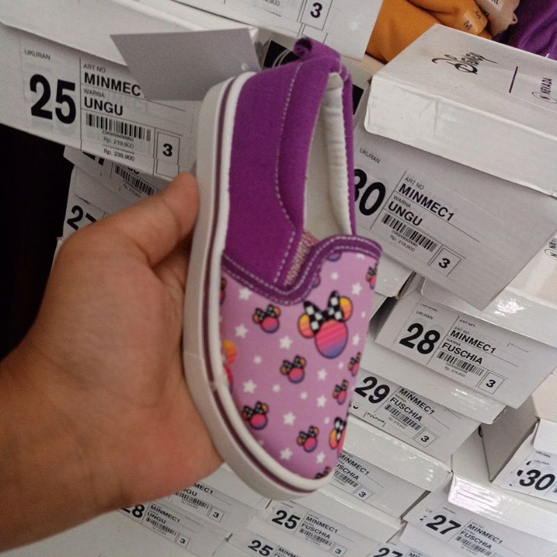 Sepatu Nevada disney