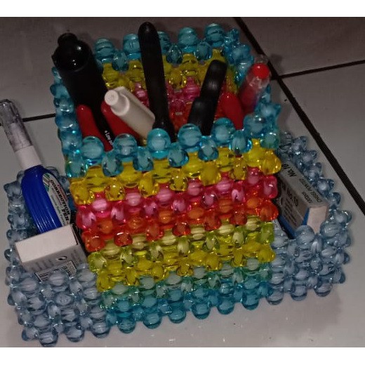 

KOTAK PENSIL AKRILIK BENTUK KOTAK DENGAN 3 SPACE