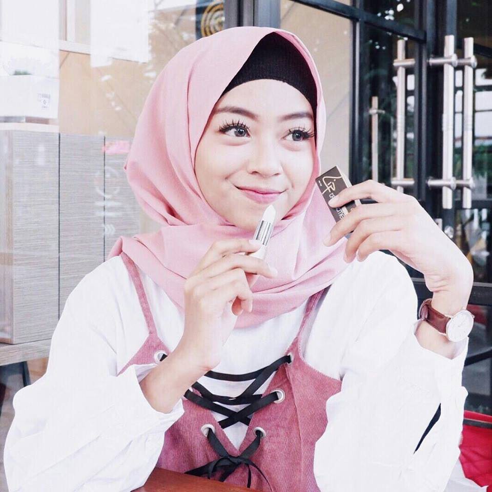 Produk Pemerah Bibir dan Pelembab Bibir Alami untuk memerahkan bibir B Erl Cosmetics Lip Treatment