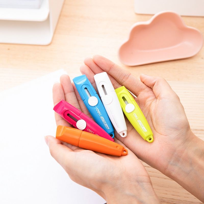 

Deli Cutter Compact dengan Bilah Baja SK5 Keras Agar Mudah Dipotong E2020