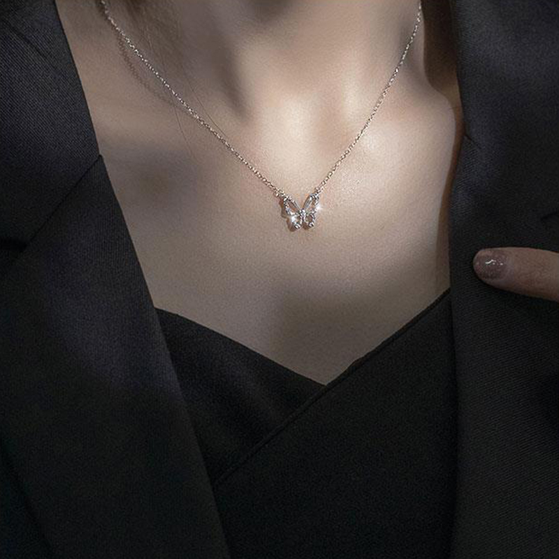 Kalung Rantai Liontin Kupu-Kupu Hias Kristal Warna Silver Untuk Wanita