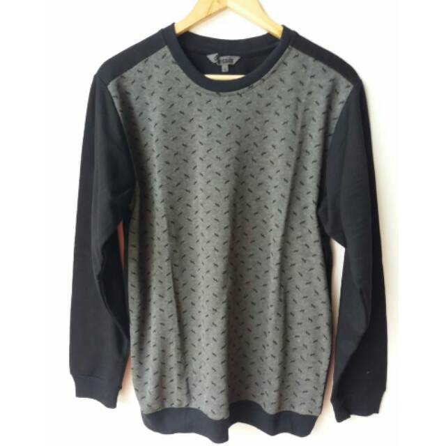 Sweater cowok Merk Details