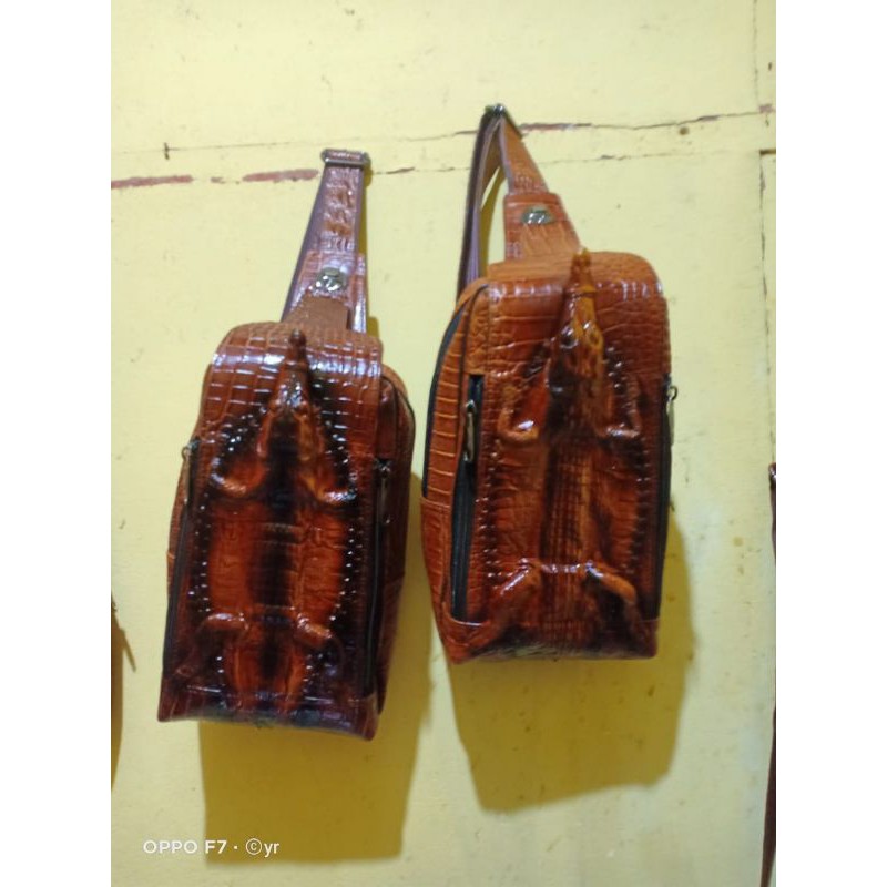 Tas selempang kulit buaya