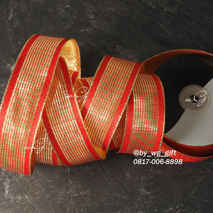 

Pita Merah - Garis-Garis Gold / Emas; Lebar 3.8 cm; Panjang 25 yard