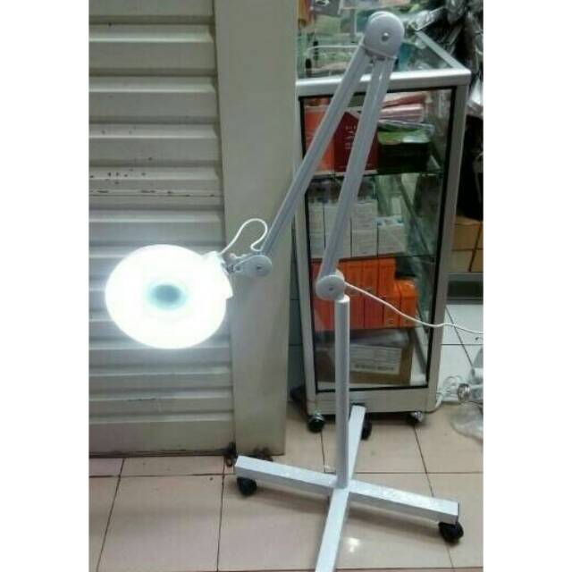 Lampu facial / kaca pembesar