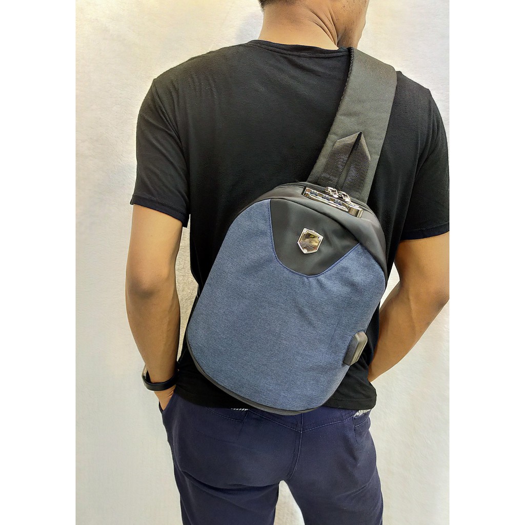 TAS SELEMPANG FASHION PRIA 19016 anti-pencurian Kunci Sling Bag Mode Tahan Air USB slot + cable