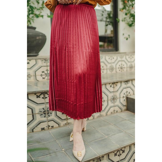 PLEATS SKIRT SATIN - BENANG JARUM