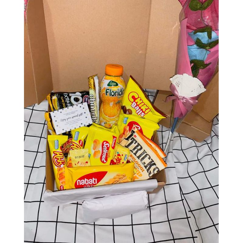 

Snack Box Yellow Edition/gift box/ kado wisuda/kado ultah