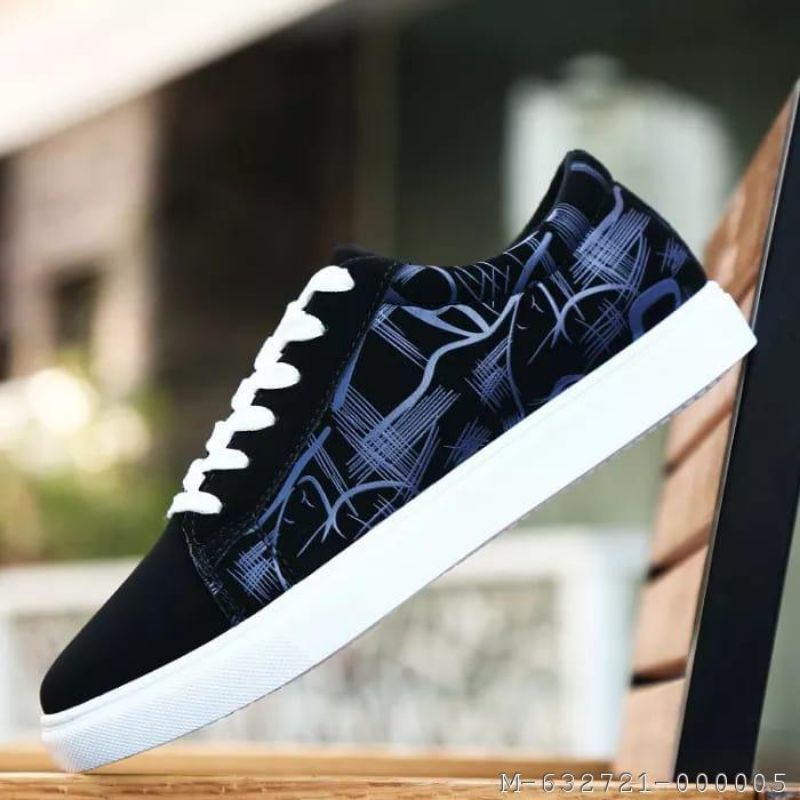 SEPATU SNEAKERS PRIA VN BATIK CANVAS