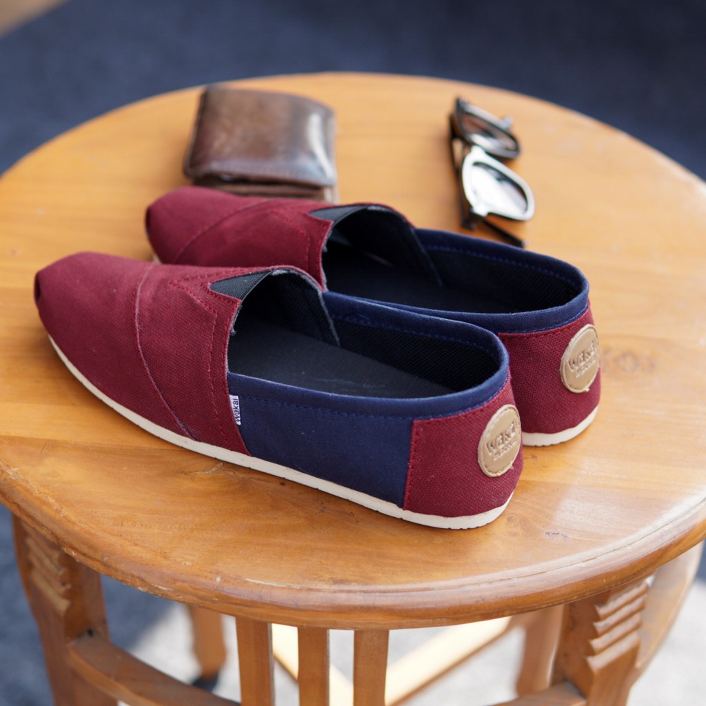 BAYAR DI TEMPAT- SEPATU WAKAI SLOP MAROON NAVY KANVAS KASUAL SANTAI JALAN SPATU COWOK KEREN SLIP ON