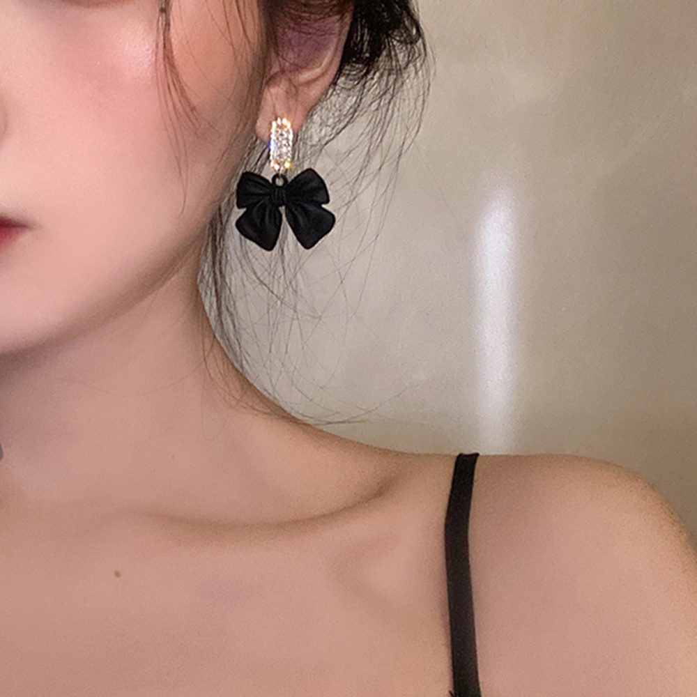 Anting Menjuntai Bentuk Pita Geometris Aksen Kristal Berlian Imitasi Warna-Warni Bahan Alloy Untuk Wanita