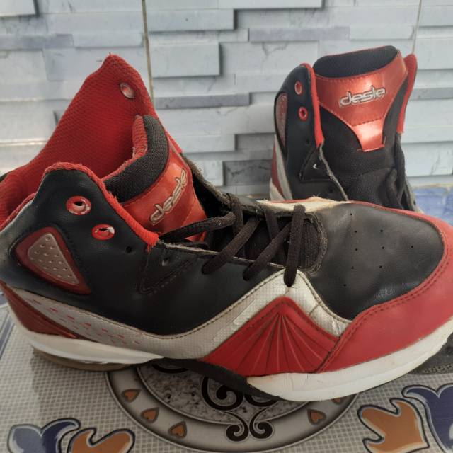 Sepatu Basket/Lari Merk Desle