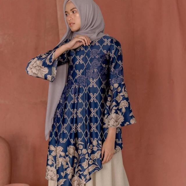 Flores tunik wearing klamby