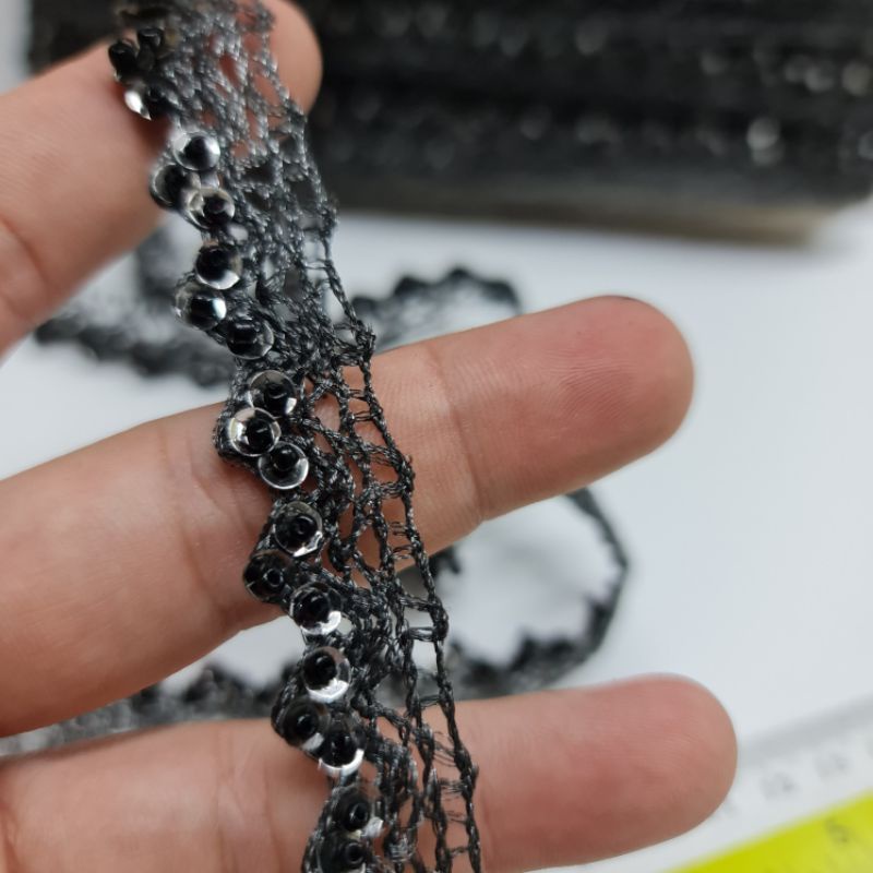 APLIKASI RENDA JARING KOMBINASI MUTIARA BENANG HITAM DAN PERAK KUALITAS HALUS LEBAR 1,5 CM PER METER