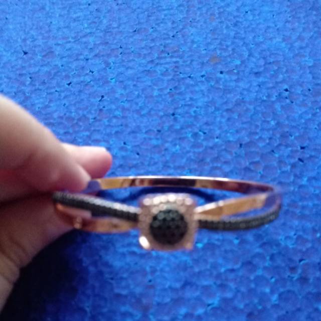 Gelang Cartier mata hitam