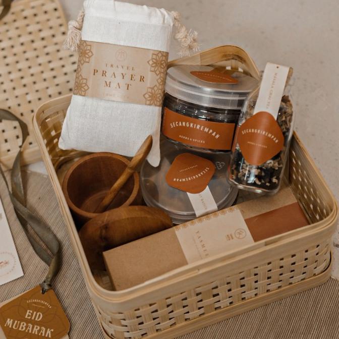 

Hampers Lebaran by Secangkirempah Seri Haadiya (soft cookies granola)