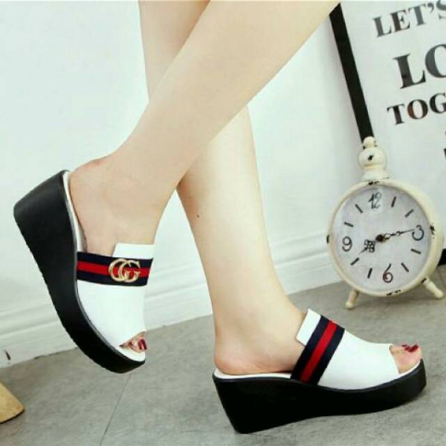 WEDGES GC SS09 PUTIH & HITAM