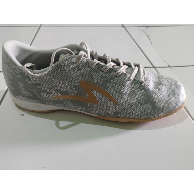 Sepatu futsal bekas pemakaian 3 kali