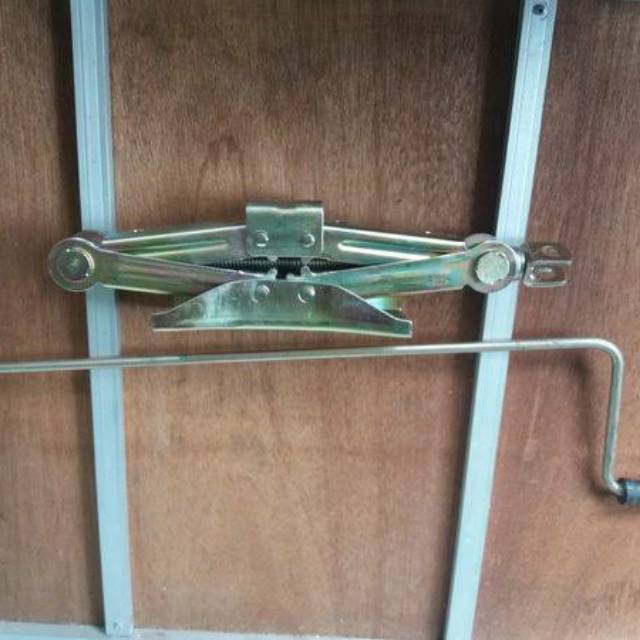 Dongkrak viar karya roda tiga