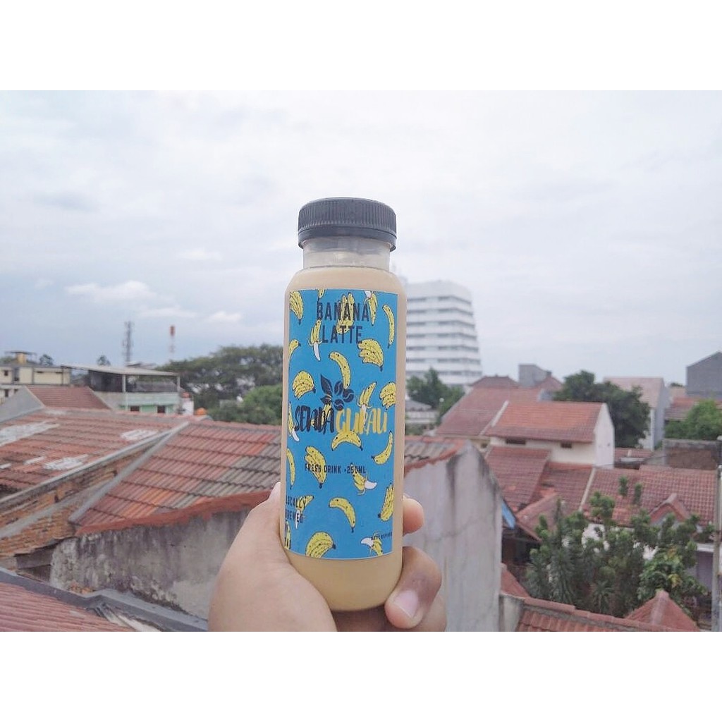 

kopi susu rasa pisang caffe latte kopi indonesia fresh drink minuman dingin cold brew