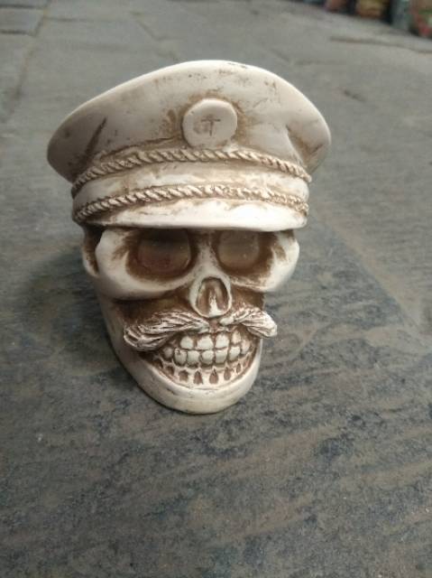ASBAK ROKOK BENTUK POLISI TENGKORAK POLISI DENGAN TOPI BAHAN FIBERGLASS 12 x 8 cm SOUVENIR MURAH