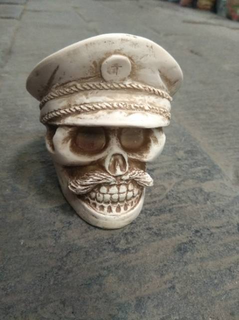 ASBAK ROKOK BENTUK POLISI TENGKORAK POLISI DENGAN TOPI BAHAN FIBERGLASS 12 x 8 cm SOUVENIR MURAH