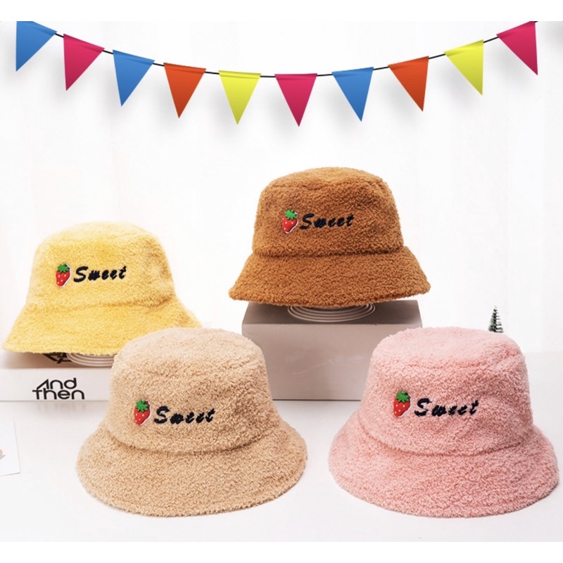 7 tahun keatas Topi Bucket Anak Model Sweet Strawberry Bahan Lembut Tanpa Tali