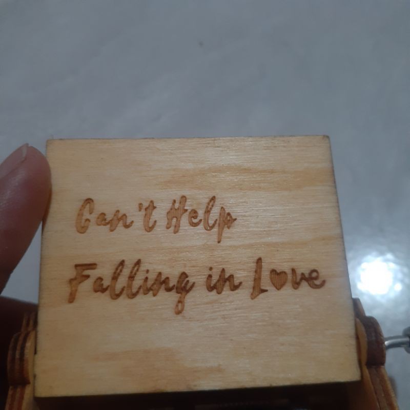 KOTAK MUSIK UKIRAN KAYU CAN'T HELP FALLING IN LOVE KADO SPESIAL ROMANTIS ISTIMEWA