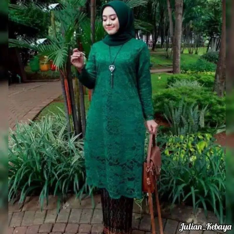 kebaya brukat hitam / brukat hitam / kebaya modern / baju kebaya / kebaya hitam-6